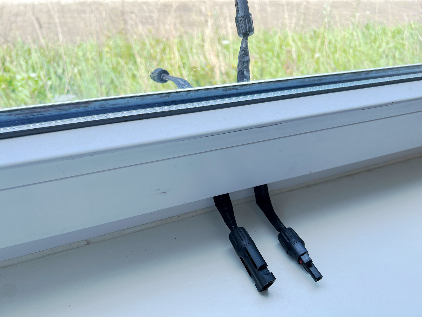 Flache Solarkabel MC4 Fensterdurchführung 6mm² Flachkabel PV Kabel für Balkonkraftwerk 2 Stück
