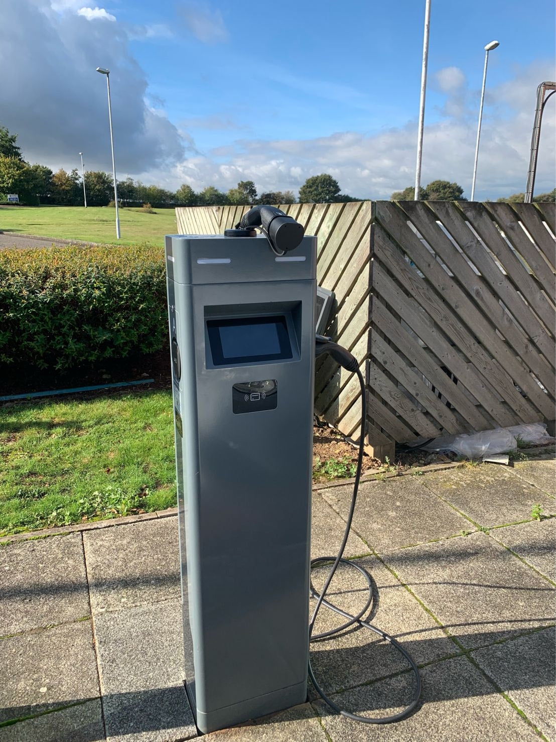 Entratek Eichrechtskonforme Doppelladestation Power Arrow Dual 2 x 22 kW (KfW 442) mit Steckdose
