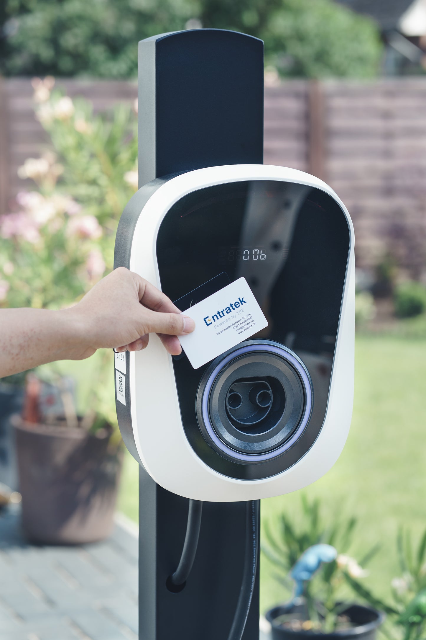 Entratek stand for Wallbox Power Dot Pro 2